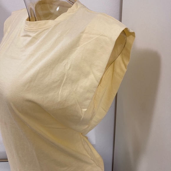 Exaggerated shoulder Tank Top - Picture 4 of 4